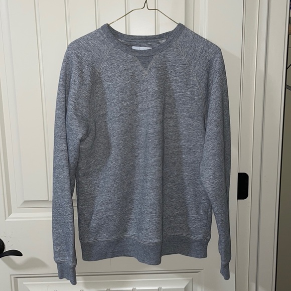 So comfy and cozy sweatshirt. Perfect for layering! - Picture 1 of 3
